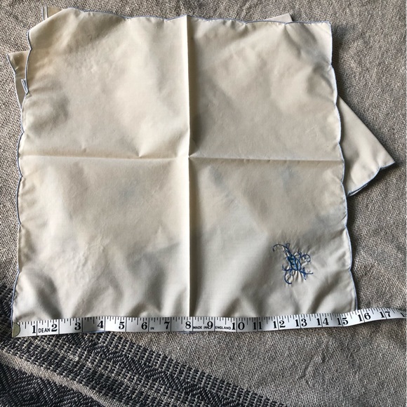 Vintage Linen Napkins, Embroidered, set of 8 - Picture 3 of 3